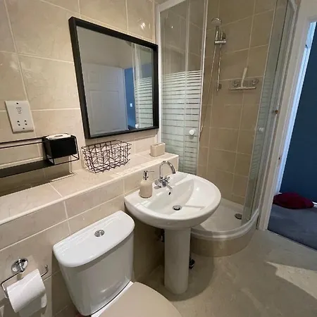 5 Lockside *free Private Parking* *city Centre*