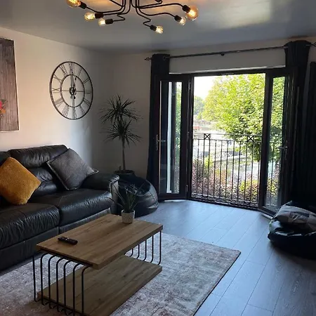 5 Lockside *free Private Parking* *city Centre* *