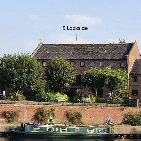 5 Lockside Free Secure Parking York