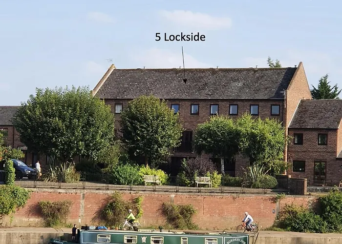 5 Lockside Free Secure Parking يورك